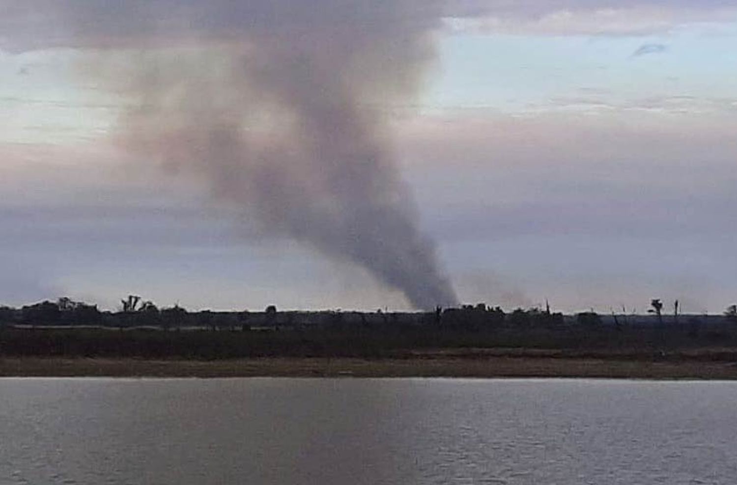 Rosario cubierta de humo: “Vamos a hacer hincapié en los focos de incendios frente a Pueblo Esther y Alvear”