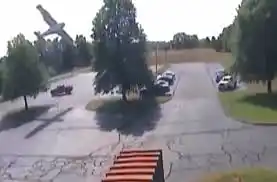 ¡Impactante! Logró salvar su vida chocando su avión contra un árbol