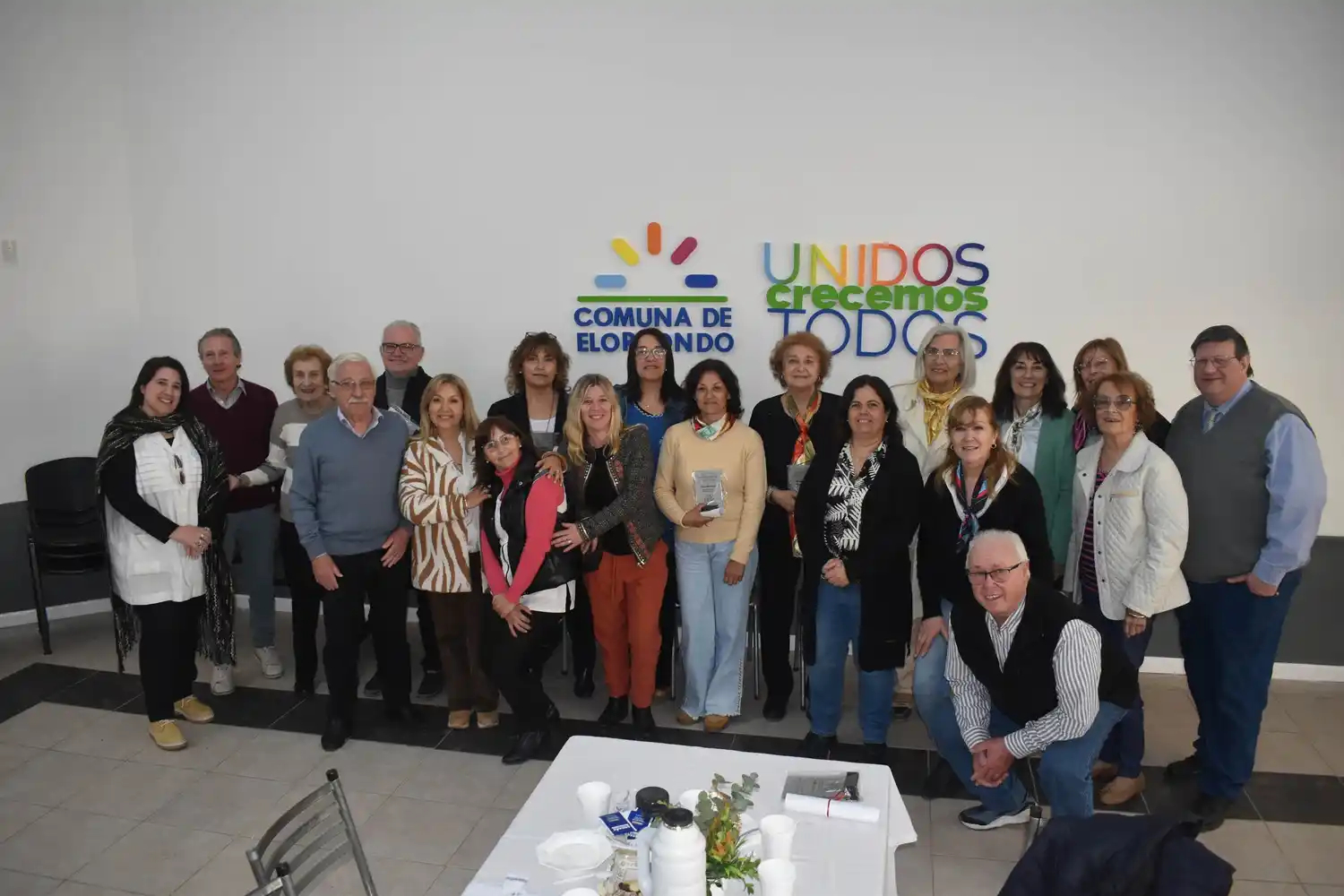 Todos los homenajeados junto a familiares, directivos de instituciones y autoridades