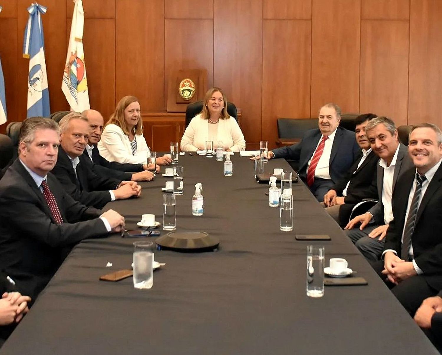 Imagen panorámica de la reunión de hoy entre las autoridades del STJ y los intendentes.