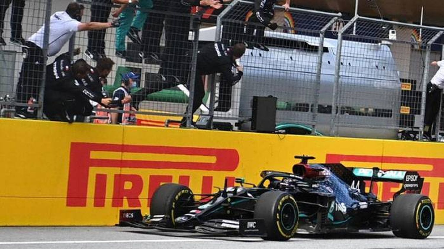 Hamilton logra, en Austria, su primera victoria en la temporada