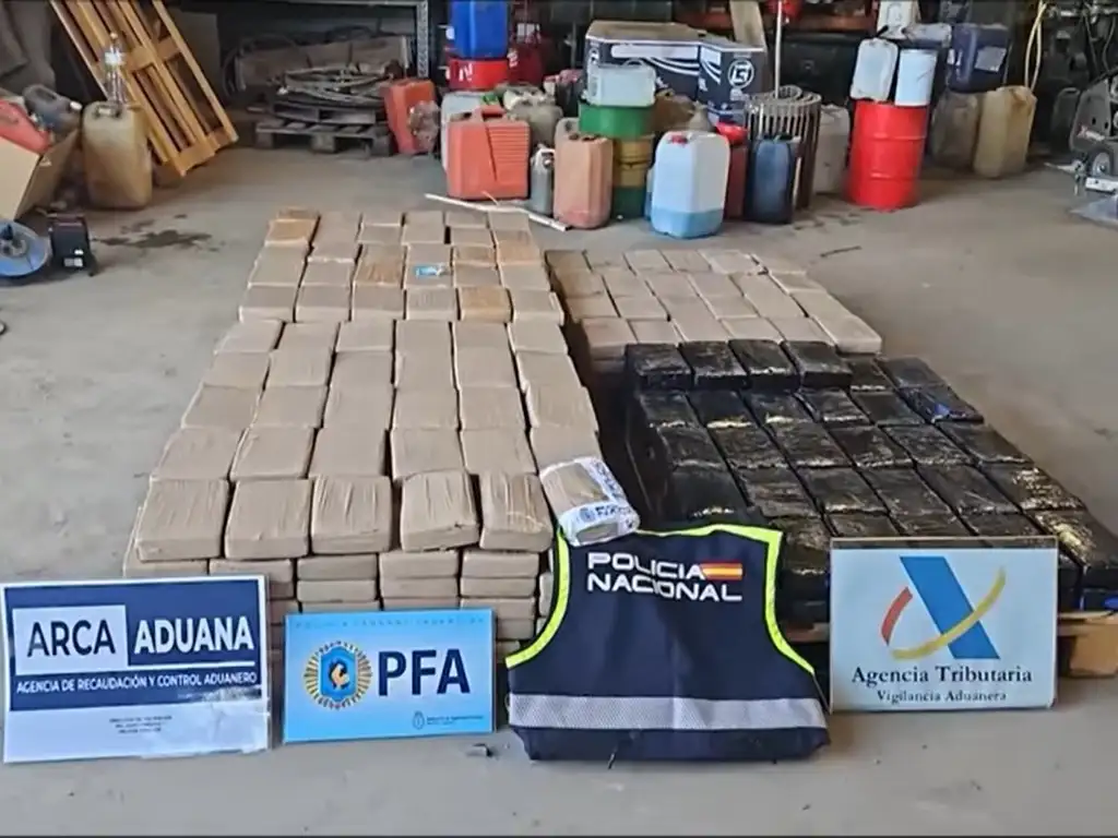 En una conferencia de prensa se dieron detalles de la incautación de media tonelada de cocaína.