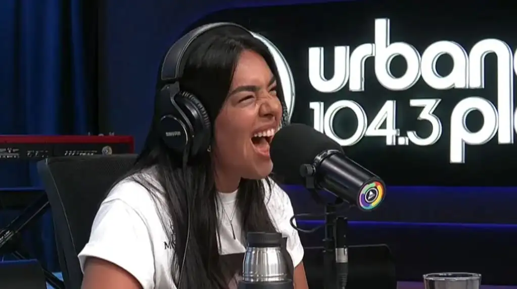 Ángela Leiva cantando una canción de AC/DC.