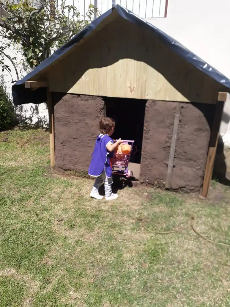 El Jardín Maternal del Centro disfruta de su casa construida con más de 150 ecoladrillos
