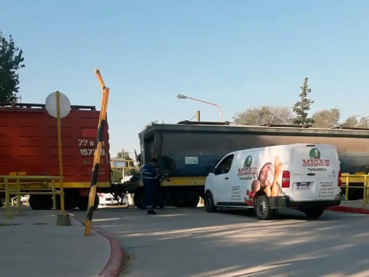 Un utilitario chocó con el tren en Arroyito: no hubo lesionados