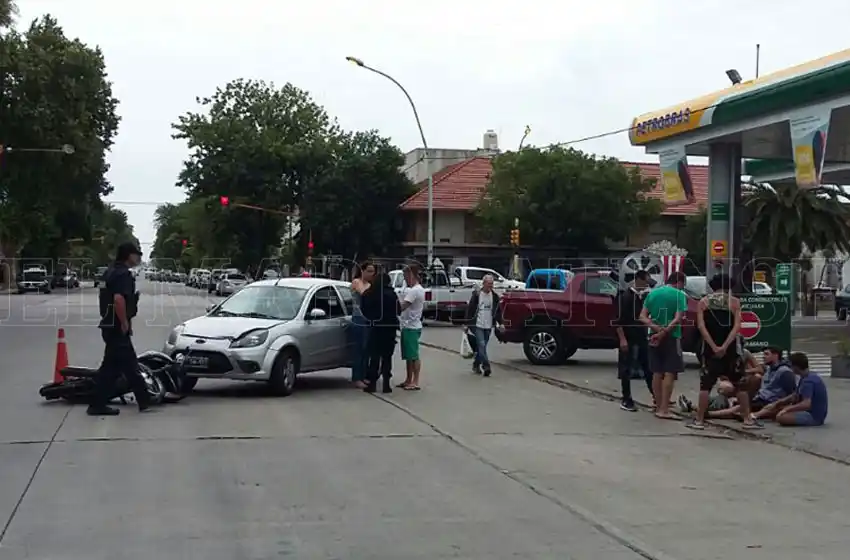 Un motociclista terminó en el hospital tras chocar con un vehículo