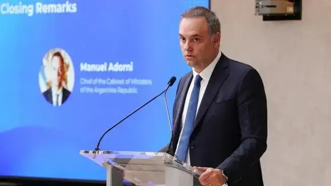 En medio de las revelaciones patrimoniales, Manuel Adorni canceló su conferencia y tendrá agenda en Olivos