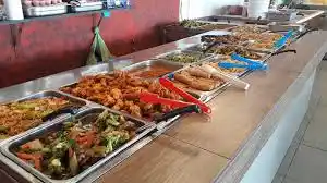 ¡LOS IBA A QUEBRAR! Impiden el acceso a un cliente habitual de un bufé libre por comer demasiado