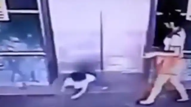 Mirá el video de la madre que salvó a su hija con una patada 