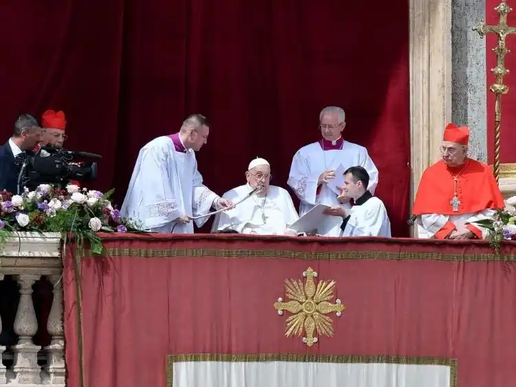 Bendición. El Papa, este mediodía, en San Pedro. Imagen: Vatican News.