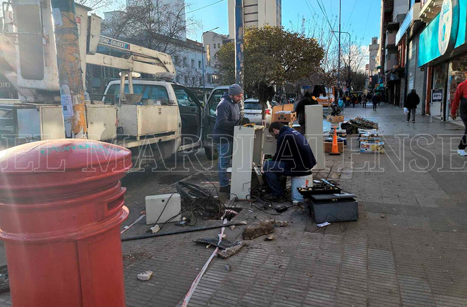 Un menor alcoholizado chocó y desactivó un semáforo en pleno centro