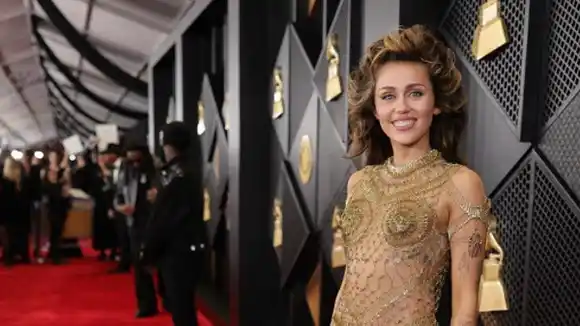 EN FOTOS: así pasaron los famosos por la alfombra roja de los Grammy