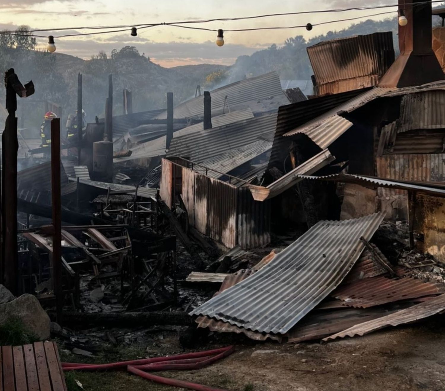 Un voraz incendio consumió toda la estructura del bar El Refugio en el Valle del Picapedrero