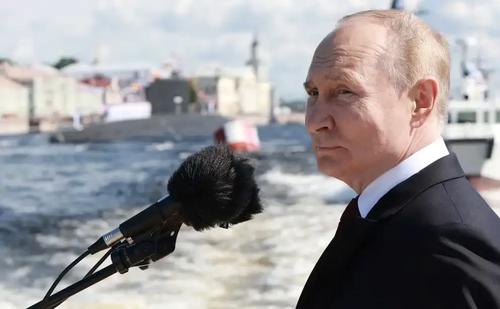 El jefe del Kremlin presidió el desfile del Día de la Armada rusa y aprovechó para retomar su retórica bélica en medio de la tensión por la guerra en Ucrania.