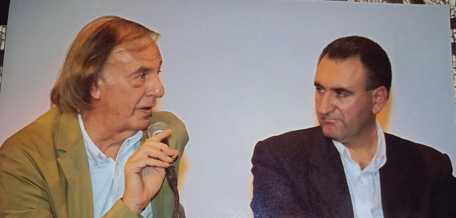 César Luis Menotti junto al periodista Vito Amalfitano