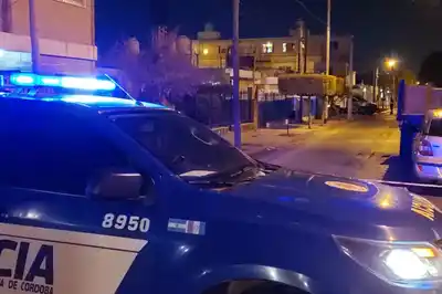 Encontraron a dos nenas vagando bajo la lluvia en Córdoba: estaban buscando a su mamá que se había ido a bailar