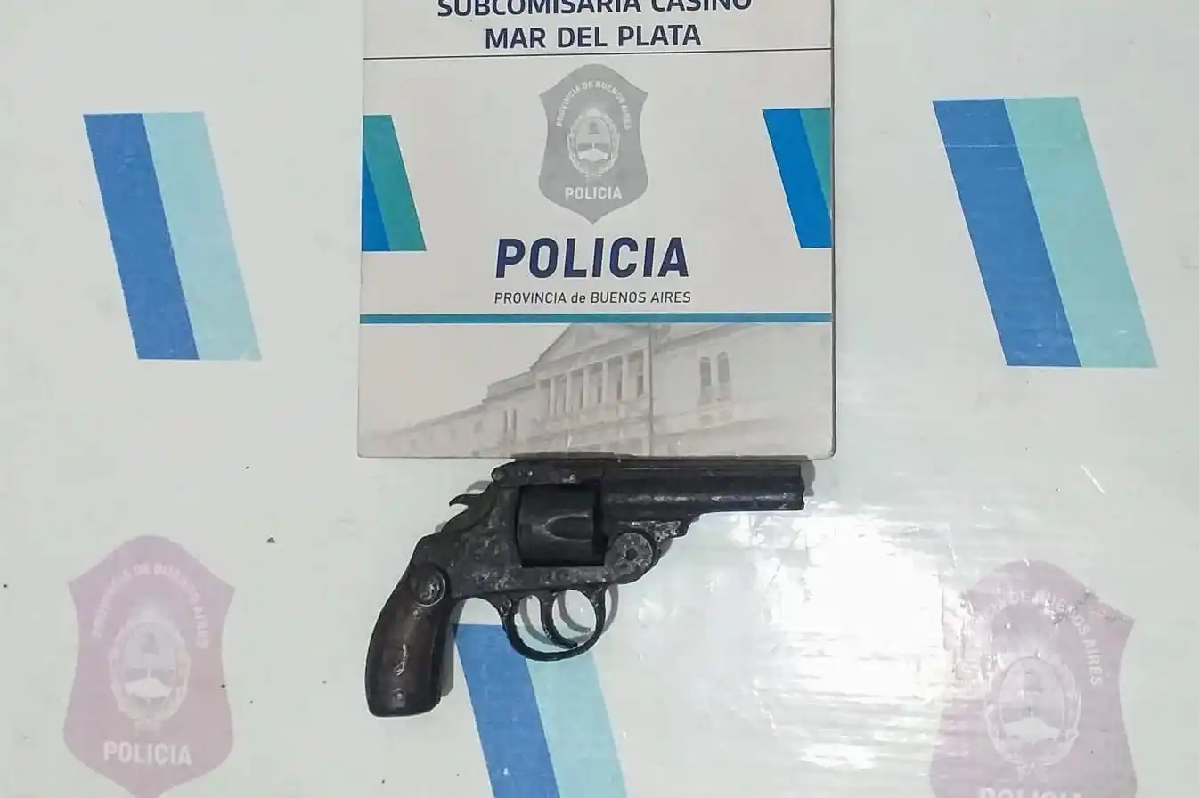 Además de los patines, el dueño de casa tenía un arma de fuego.