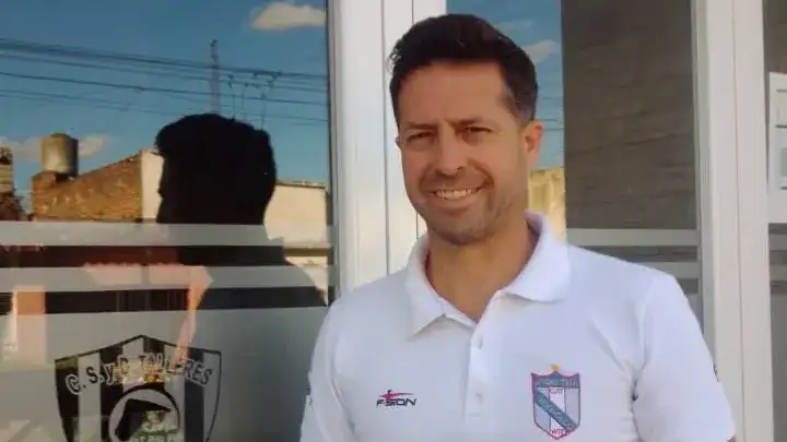 Walter Martínez, el protagonista del Mano a mano, en la puerta del club Talleres.