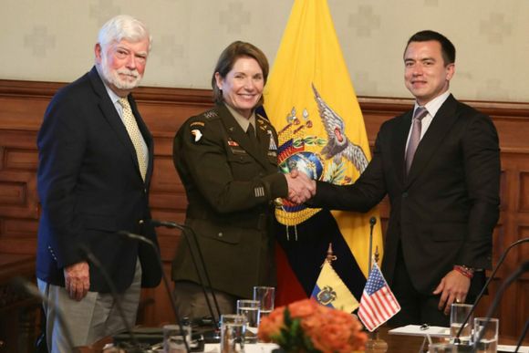 ¡NO DESCARTA NINGÚN TIPO DE AYUDA! NOBOA se blinda con inteligencia GRINGA para luchar contra el narco en Ecuador