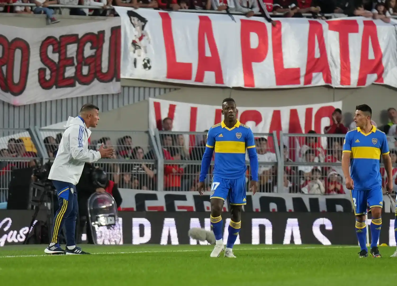 Almirón, con Advincula y Roncaglia en el último superclásico.