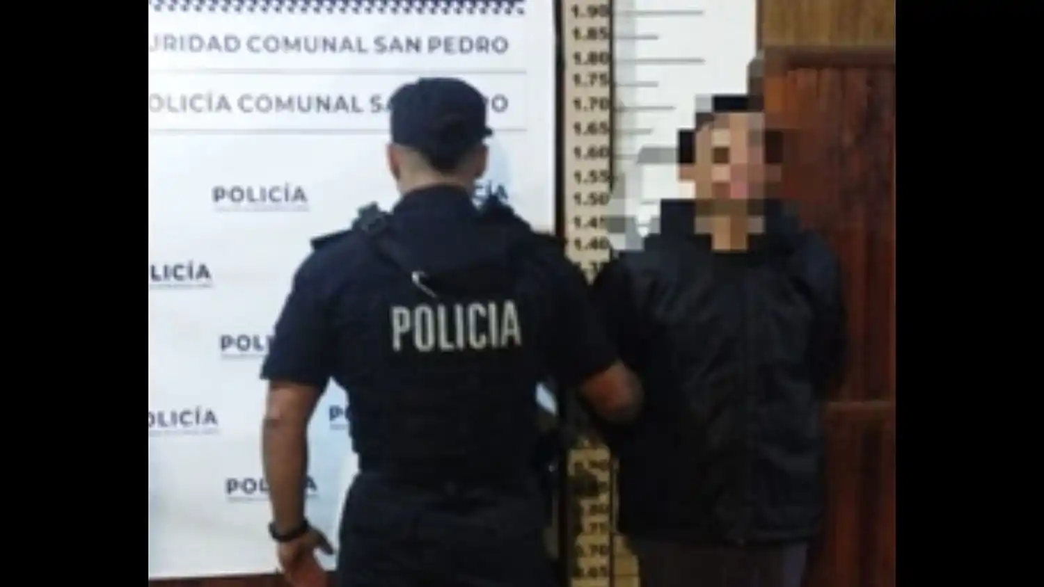 El sujeto se hallaba ocasionando disturbios. Cuando lo detuvieron se le halló un arma blanca.