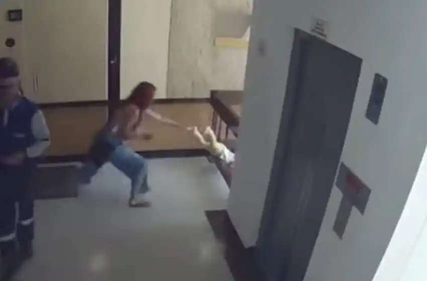 Se distrajo con el teléfono y su hijo cayó al vacío: logró rescatarlo en el último instante