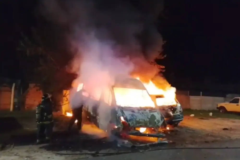 Incendio de autos en Rosario.