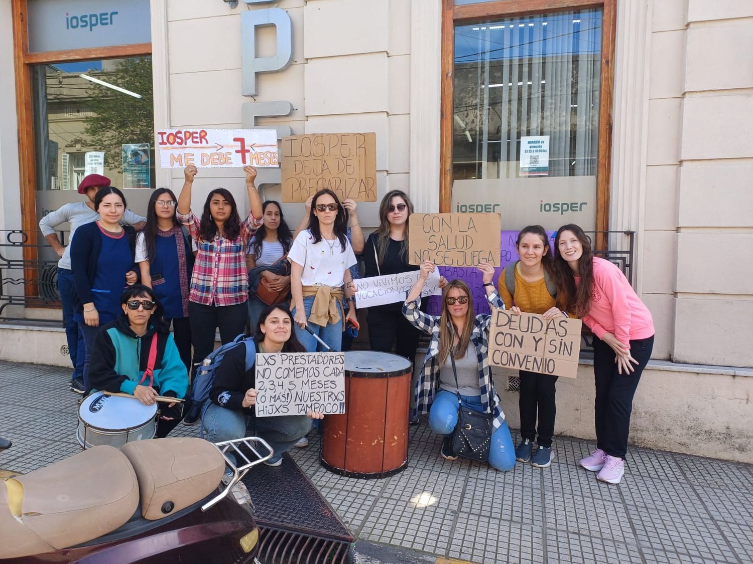 Trabajadores de la discapacidad reclaman pagos atrasados frente a IOSPER en Concordia