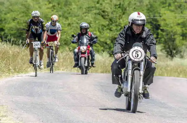 Insólito: La Municipalidad de Azul autorizó dos eventos en el mismo horario y lugar