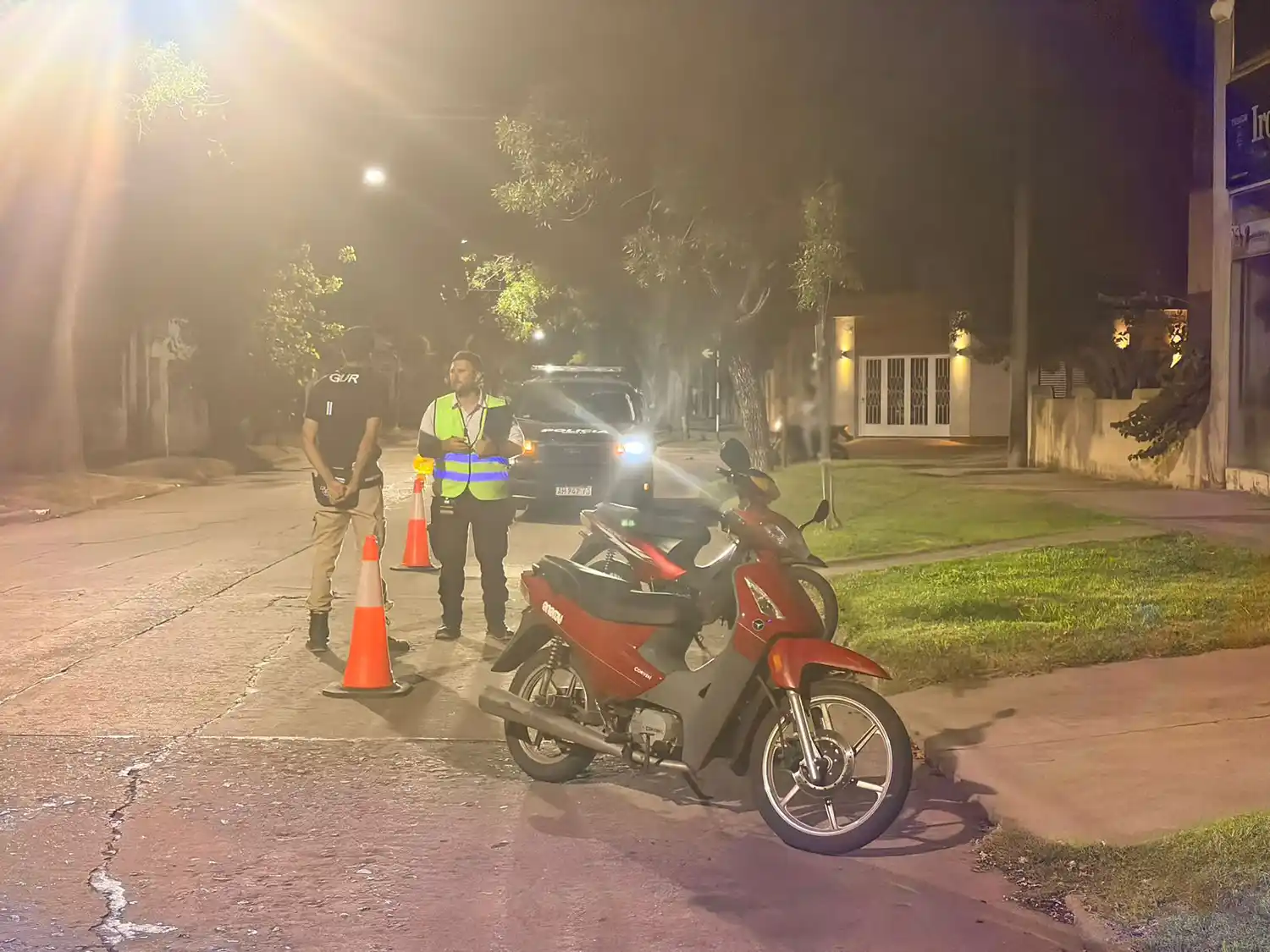 Operativo de control: retuvieron dos motos en un importante despliegue policial en tres barrios de la ciudad - 1