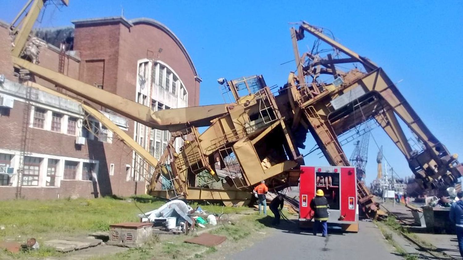 Cayó una grúa sobre un galpón de Astilleros Río Santiago y hubo tres trabajadores heridos leves