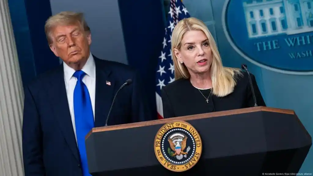 La fiscal Pam Bondi dijo que se incautaron dos aviones de lujo, varias casas, una mansión en República Dominicana y otras en Florida, una granja de caballos y millones de dólares en joyas.