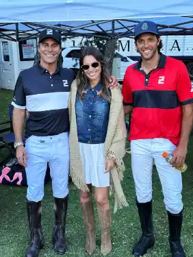 Aunque viven en países distintos, la pareja se reencontró en Buenos Aires para disfrutar de una tarde distendida entre amigos y caballos.IG: @pampitaoficial