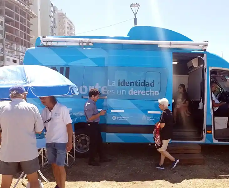 Más de cien personas por día en el móvil de Renaper