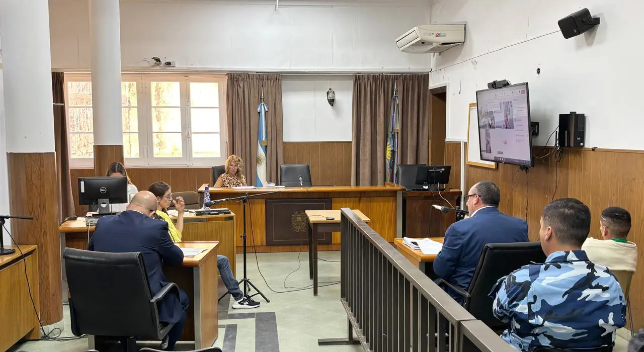 Arduo. Debate se llevó a cabo en la sala del Tribunal Criminal con varios participantes