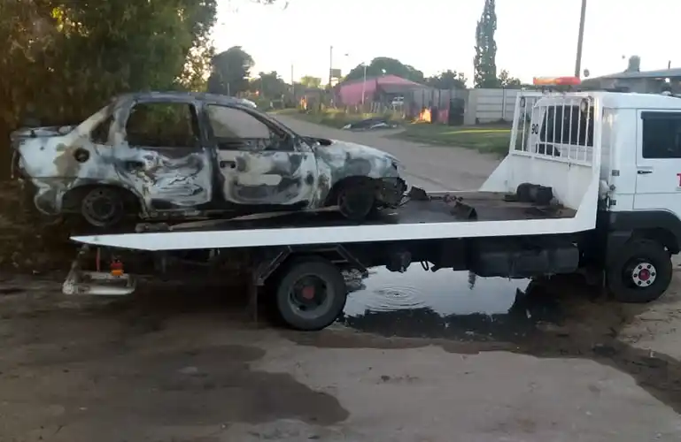 Le sustrajeron e incendiaron el vehículo a un remisero