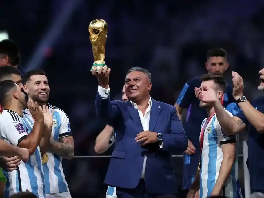 Tapia junto a los jugadores de la "Scaloneta" celebrando la Copa obtenida en Qatar 2022.Foto:AP