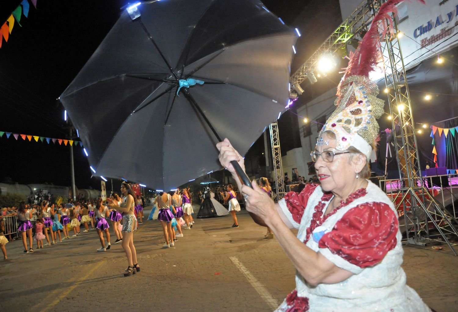Las murgas y comparsas desplegaron todo su ritmo y color en una nueva edición del Carnaval
