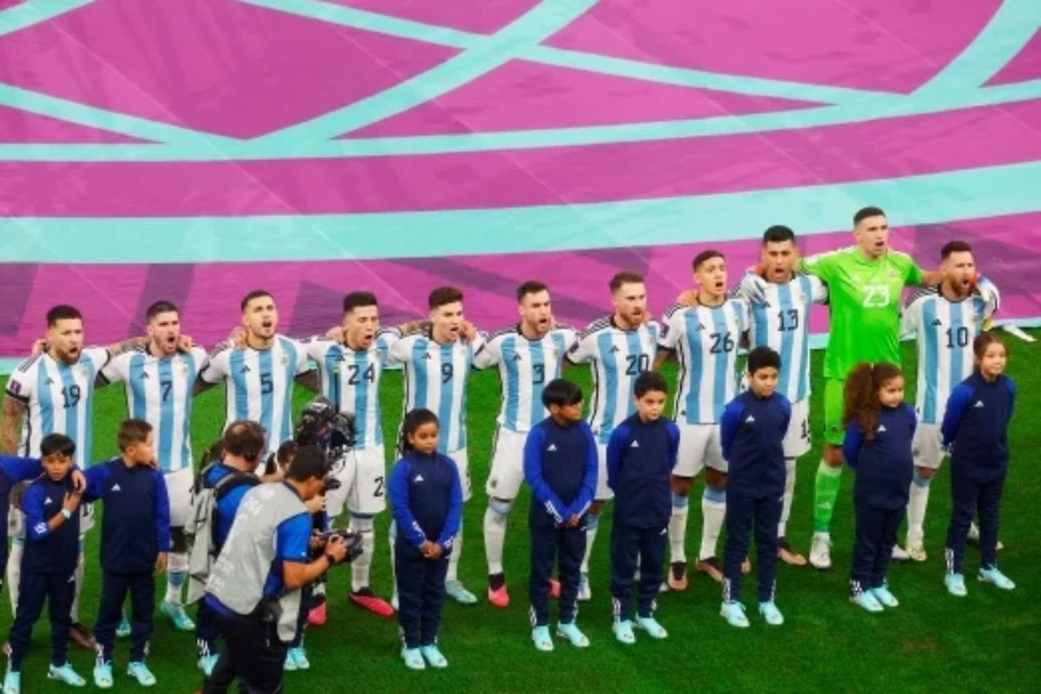 Hoy a la medianoche, todos a cantar el Himno Nacional junto a los jugadores de la Selección