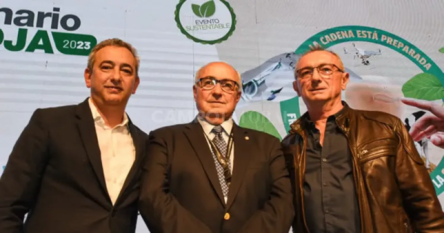 El intendente Pablo Javkin, el venadense Rodolfo Rossi y el ministro Daniel Costamagna.