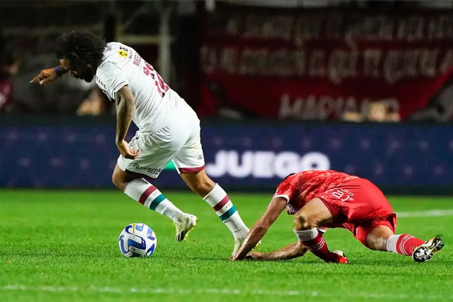 En un partido accidentado, Argentinos igualó 1 a 1 con Fluminense en el primer duelo de los octavos de final