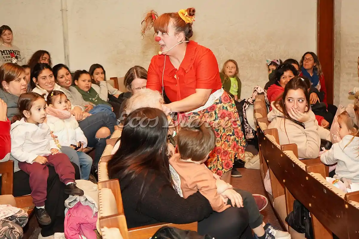 Marbelita. El público atento a la propuesta de la artista
