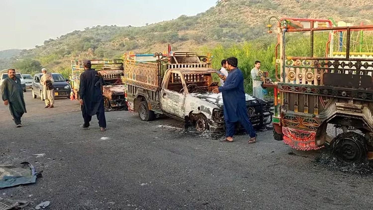 Un ataque terrorista coordinado dejó más de 30 muertos en Pakistán: ejecutaron a civiles que circulaban en carreteras