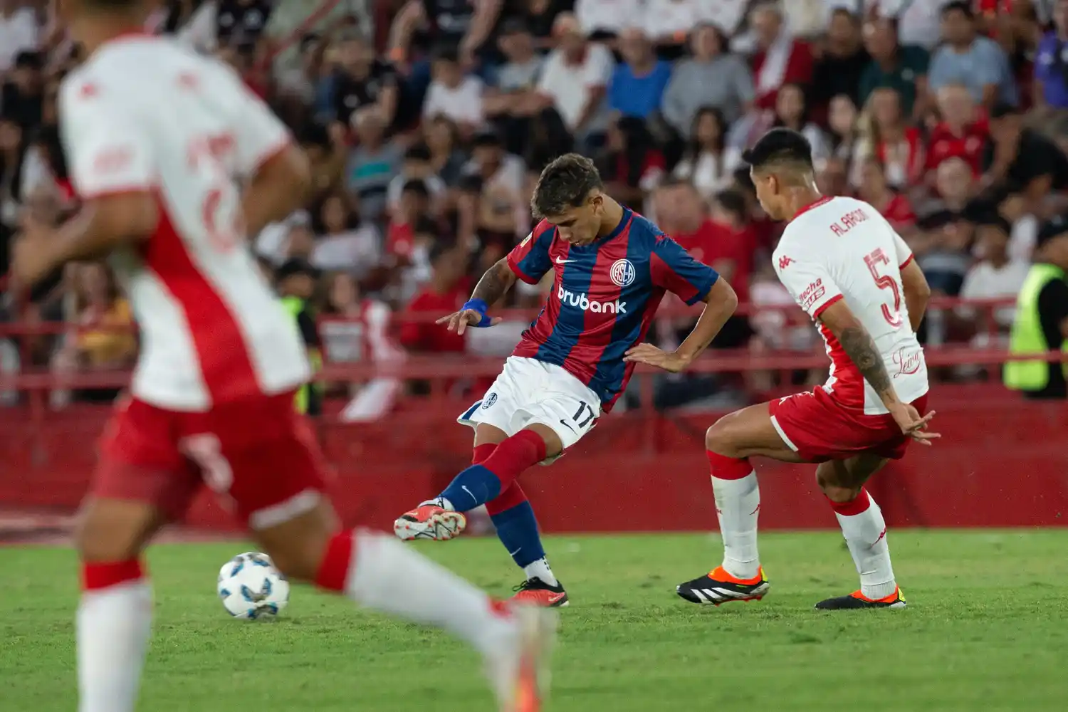 Irala se desprende de la pelota ante la presencia de Alarcón.