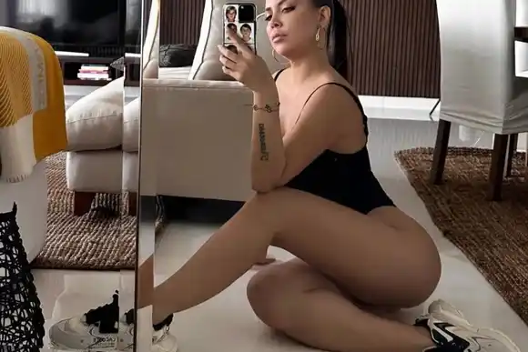 Wanda Nara se sacó una foto frente al espejo, pero un detalle en la alfombra perturbó a sus seguidores