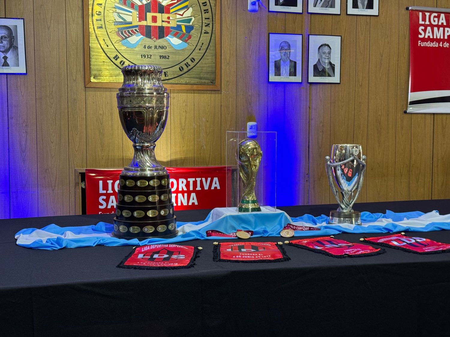 Furor por las copas en San Pedro: según la organización, 10 mil personas se sacaron una foto con los trofeos