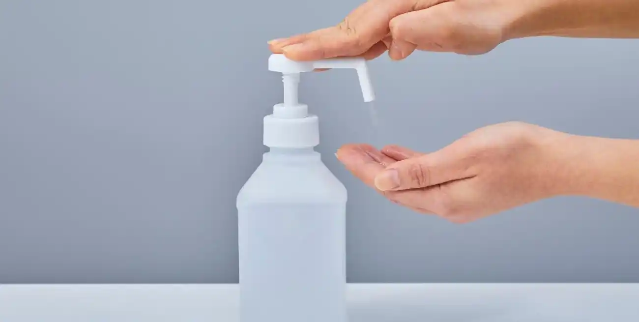 Alcohol sanitizante para manos y piel.