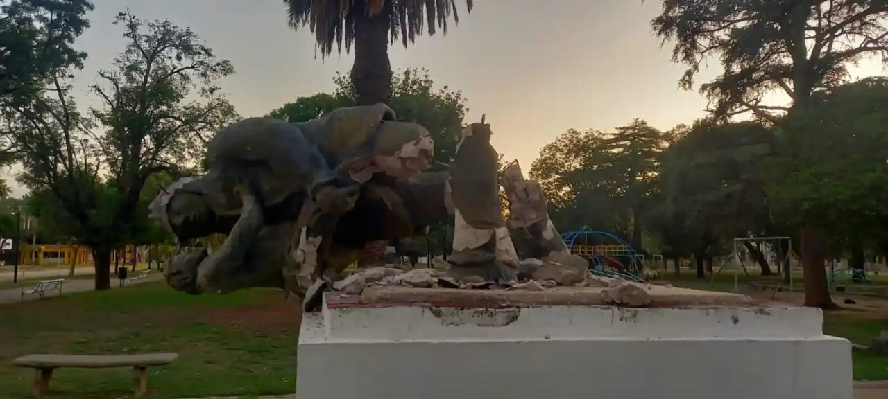 Destrozaron el Monumento al Bombero Voluntario en plaza San Martín