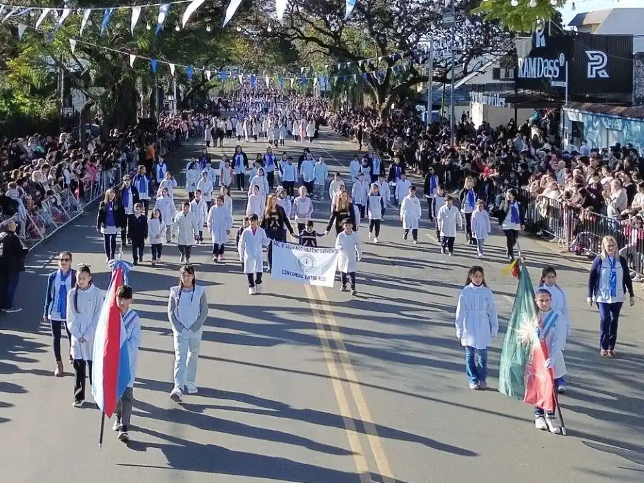 Acto central y desfile cívico militar por el 216º Aniversario de la Revolución de Mayo