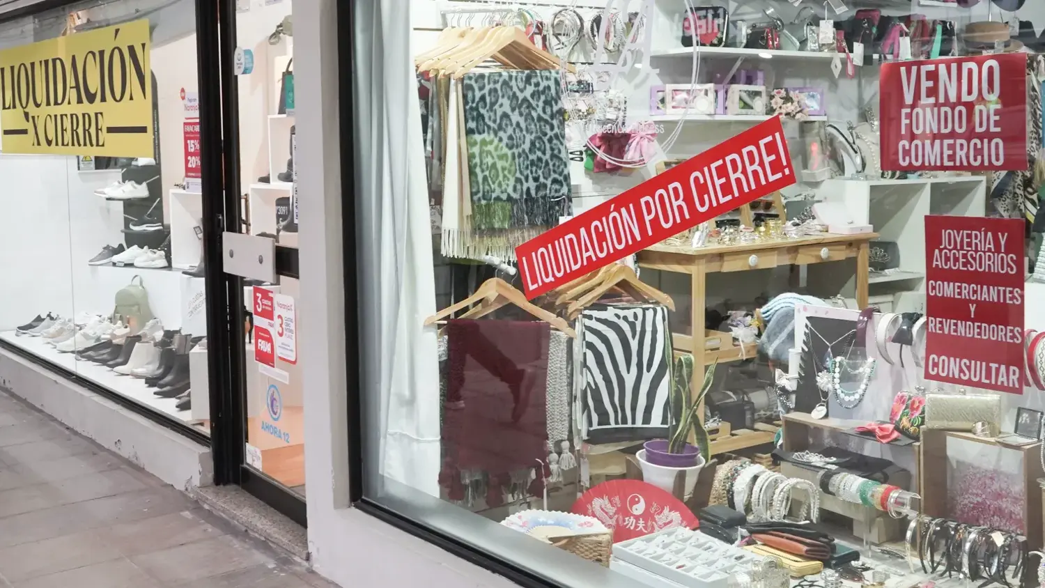 En pleno centro. Varios locales muestran carteles de liquidación por cierre